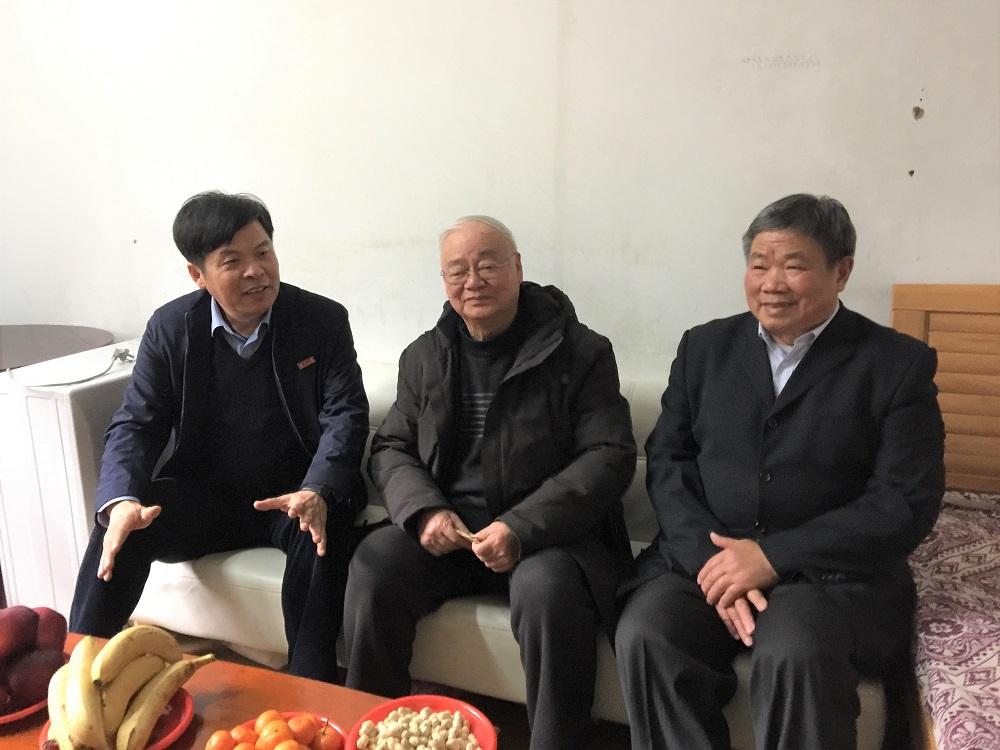 图7黄培明书记代表性爱网慰问生病退休教师 图7黄培明书记代表性爱网慰问生病退休教师